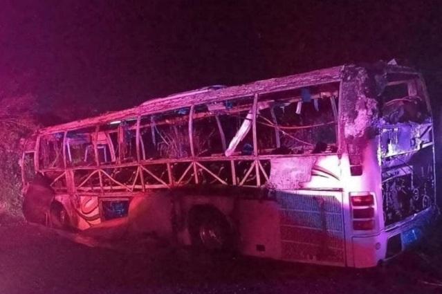 Noche violenta en el sur: hombres armados incendian autobús