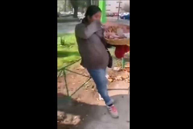 Video: policías tiran churros de vendedora y le hacen calzón chino
