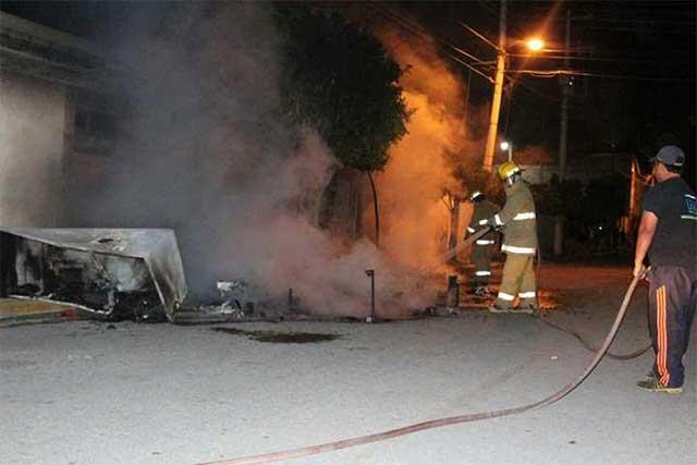 Pobladores queman casa de presuntos ladrones en Tehuacán