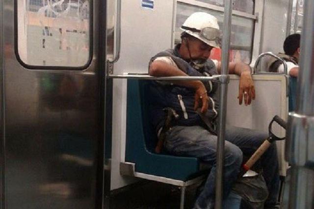 Héroe sin capa: Foto de rescatista cansado y durmiendo se viraliza