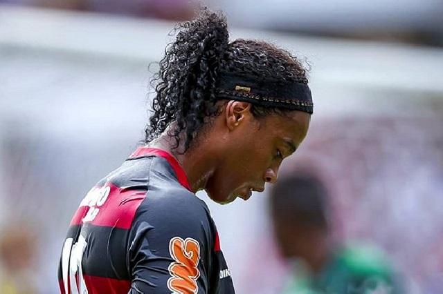 Ronaldinho es arrestado en Paraguay tras usar pasaporte falso