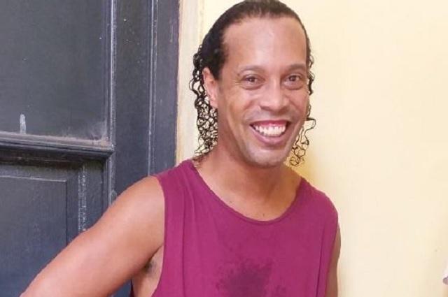 Ronaldinho organizó una carne asada dentro de prisión mientras espera resolución
