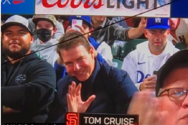 Tom Cruise aparece en partido de béisbol y su rostro llama la atención