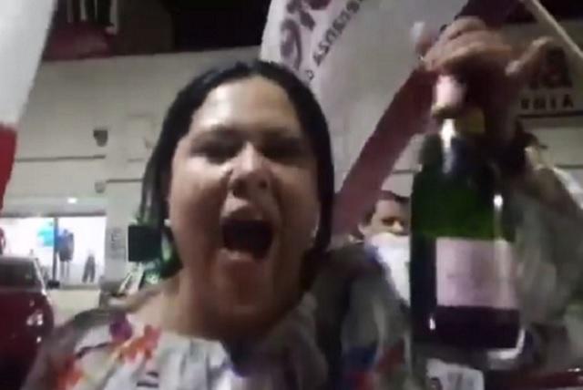 Morena va contra senadora que festejó su triunfo con champán