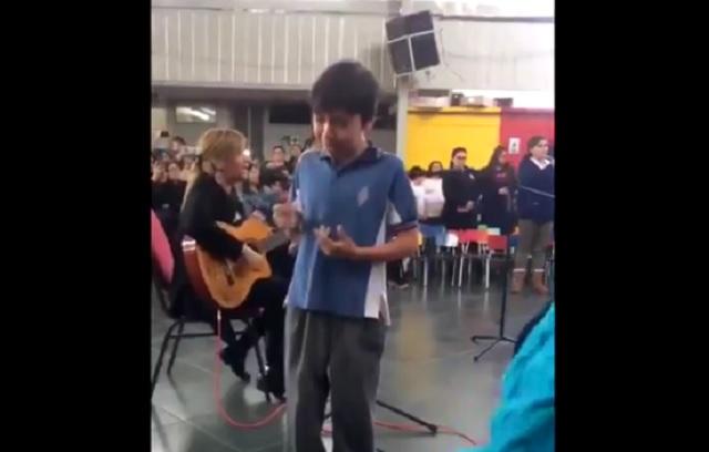 Conmueve video de cómo niño le canta a su madre sordomuda