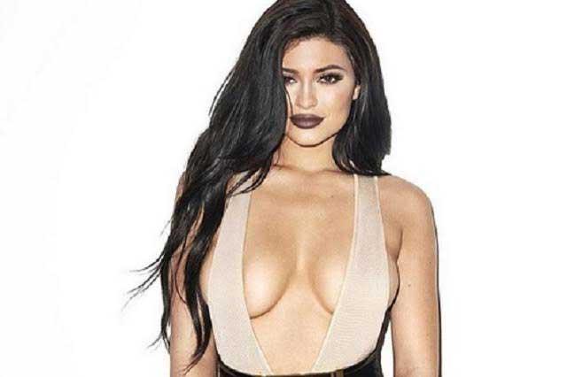Revela Kylie Jenner su secreto para que sus senos luzcan grandes