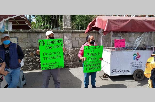 Con plantón, protestan ambulantes de Zacatlán