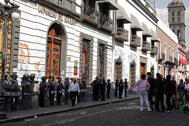 Comunidad trans de Puebla protesta contra “iniciativa transfóbica del PAN”