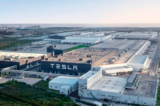 Tesla se queda en México, pactan AMLO y Elon Musk