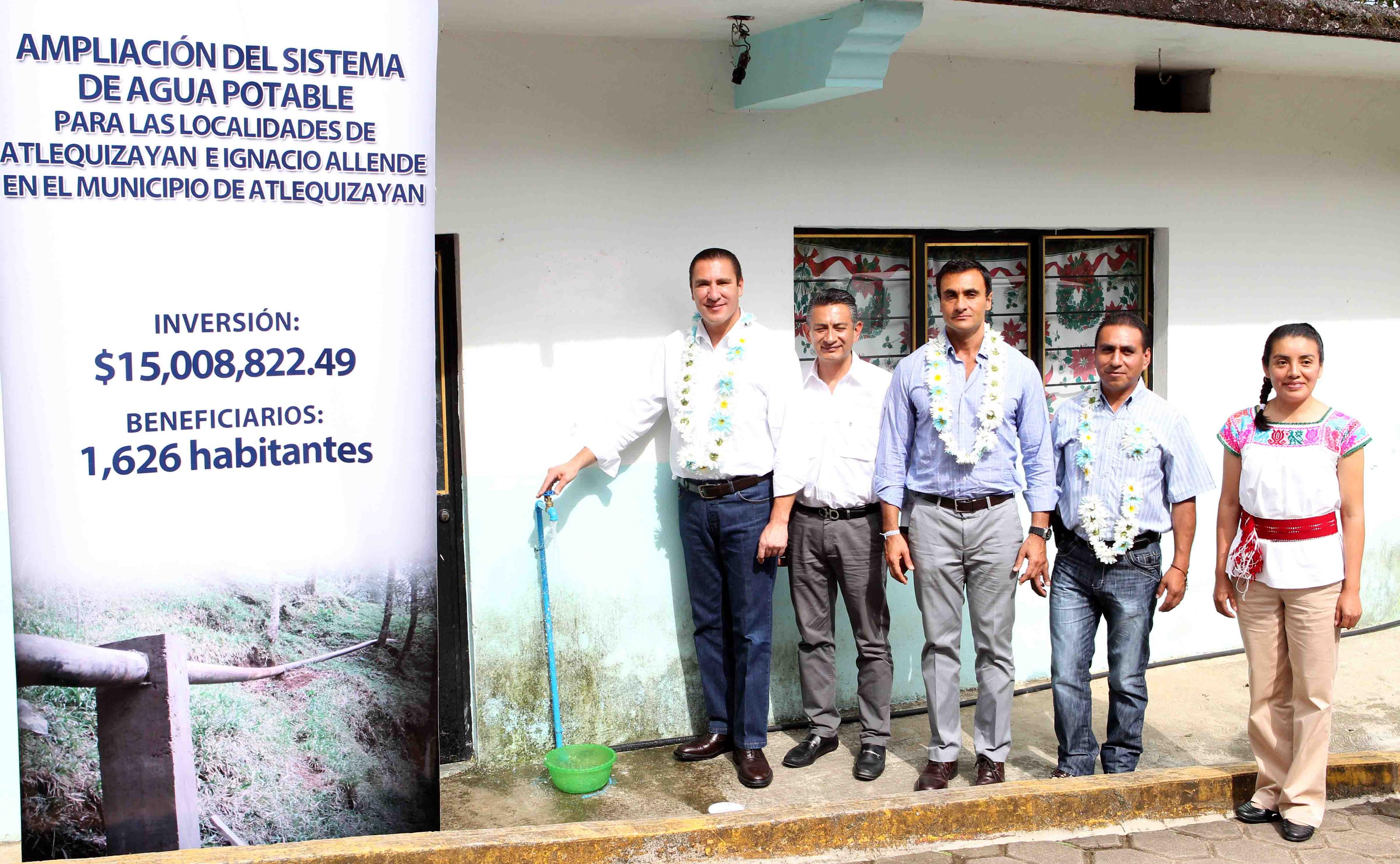 Moreno Valle entrega sistema de agua potable en Atlequizayan