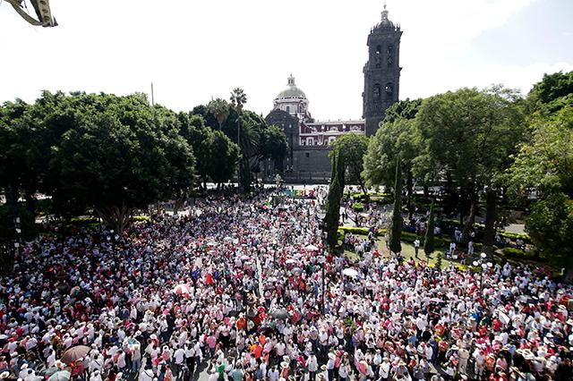 Marcha en defensa del INE en Puebla congrega a 5 mil asistentes