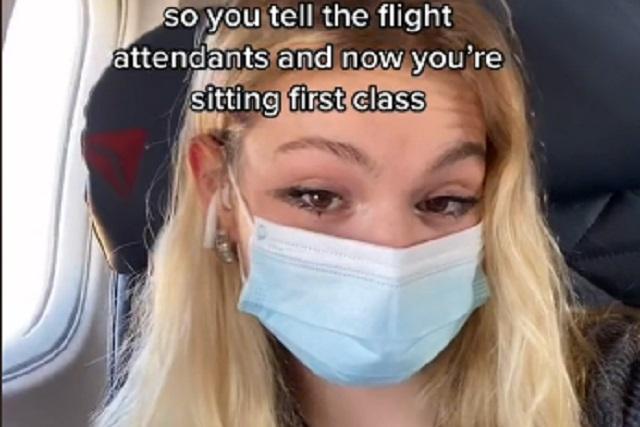 Chica viaja en avión y hombre a su lado empieza a ver porno
