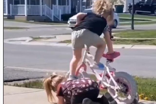 Viral: Pequeña ayudó a su hermana a subirse a la bici tirándose al piso