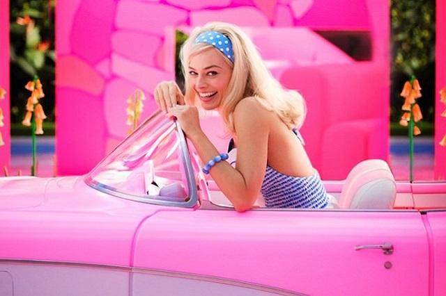 Así luce Margot Robbie caracterizada como Barbie en su auto rosa