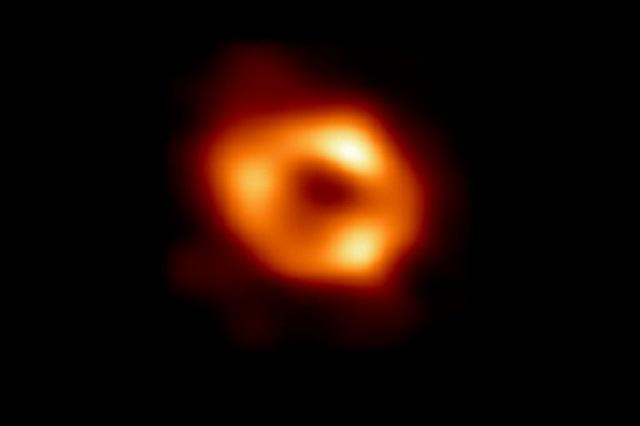 Muestran imagen de hoyo negro supermasivo en centro de la vía láctea