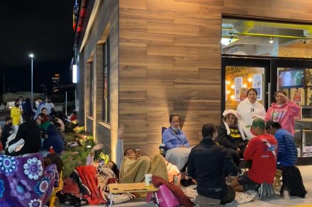 Poblanos duermen en la calle para tener hamburguesas gratis un año