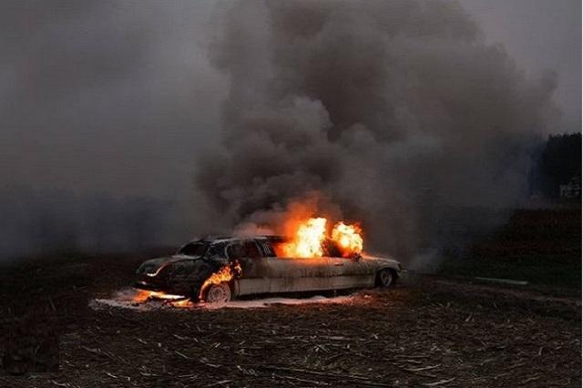 Artista incendia autos para tomarles fotos