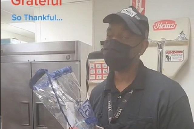 Trabaja 27 años en Burger King y de premio le dan bolsa con dulces