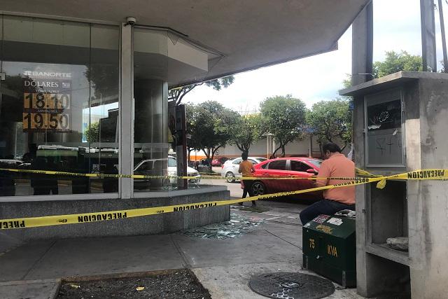 Automovilista se estrella contra banco en Zona Dorada de Puebla