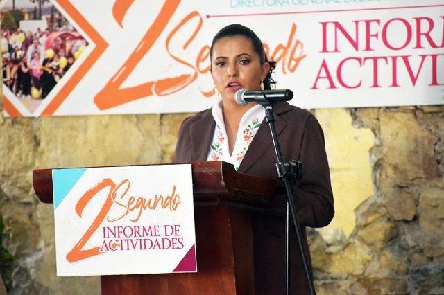 A directora del DIF Tlatlauquitepec, el Premio Internacional Tonantzin