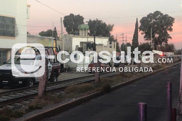 Dejan cadáver de mujer afuera de casa de su padre en Puebla