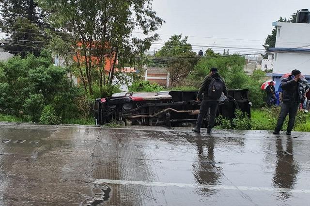 Ruta Xoxtla se vuelca en la México-Puebla por lluvia