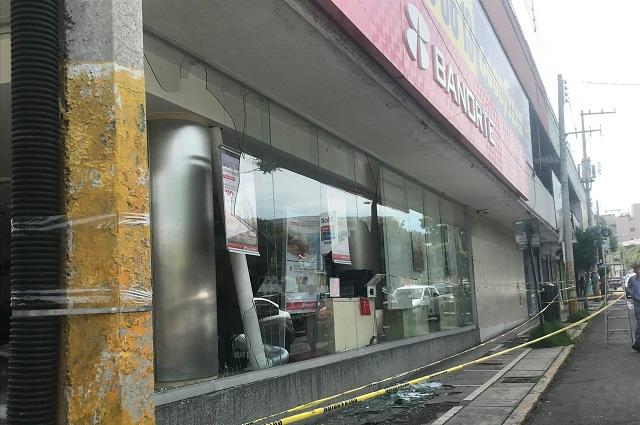 Automovilista se estrella contra banco en Zona Dorada de Puebla
