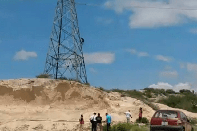 Hombre vuelve a escalar torre de luz en Tehuacán y cae 15 metros  