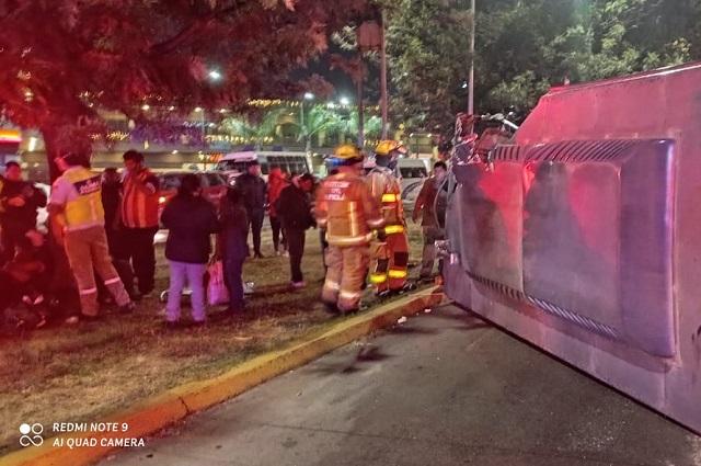 Unidad de los Morados choca con tráiler y deja 5 heridos
