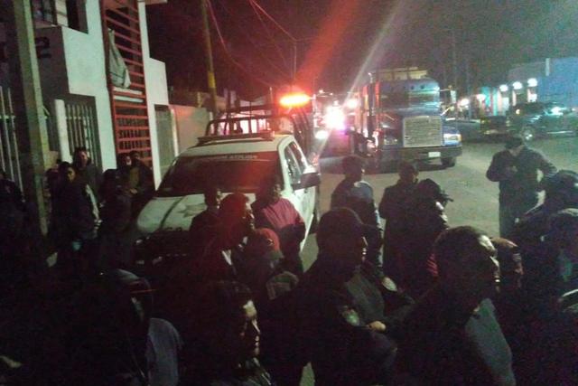 Bloquean federal a Tehuacán por detención de 2 hombres en Acajete