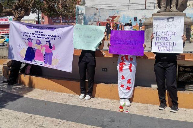 8M 2023 en Izúcar: con acto simbólico, universitarias protestan en el zócalo