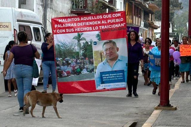 8M: marchan mujeres de Zapotitlán de Méndez, exigen revocación de edil
