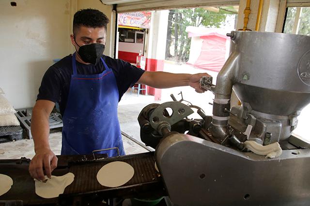 A dieta, inflación eleva precio de tortillas y harinas en Puebla