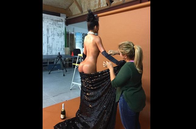 Abigail Ratchford posa desnuda al estilo Kim Kardashian