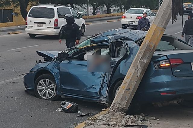 Acaba prensado en choque de auto en la Belisario Domínguez, Puebla (fotos)