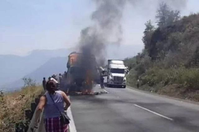 Autopista Puebla-Orizaba: Tráiler se incendia y pobladores lo saquean