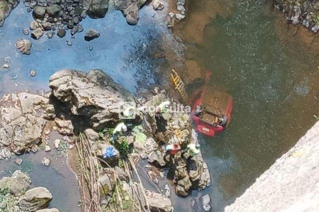 Auto cae del puente Totolapa en Huauchinango