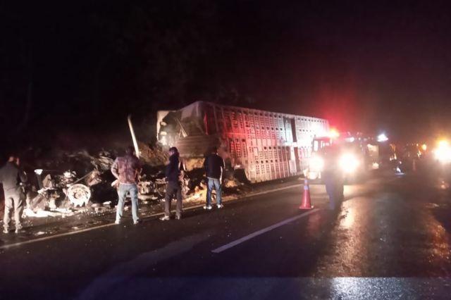 Se incendia tráiler en la autopista México - Tuxpan