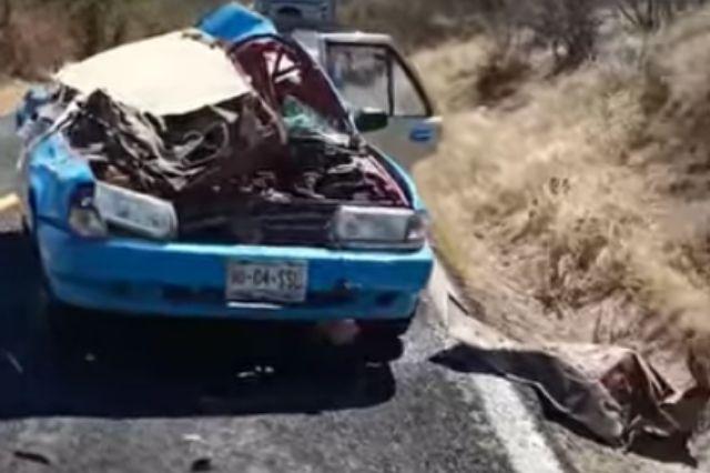 Accidente destroza taxi de Tulcingo del Valle