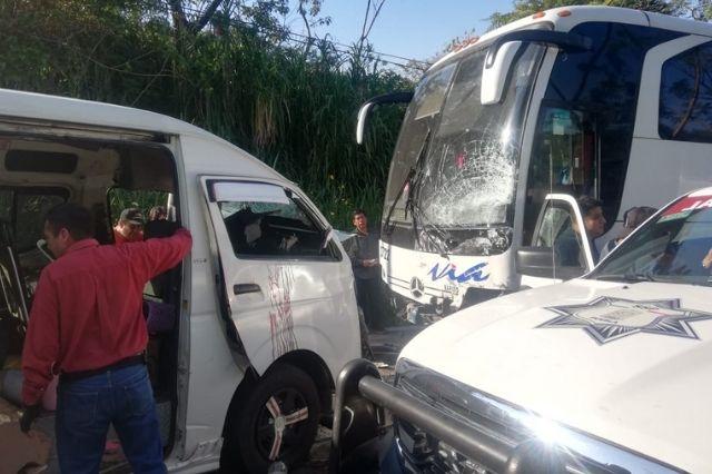 10 lesionados deja choque entre autobús y Toyota en Tuzamapan