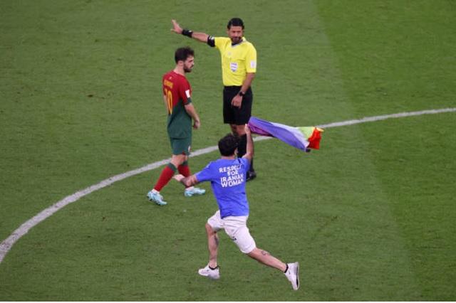 Aficionado con bandera LGBT+ irrumpe en partido Portugal vs Uruguay