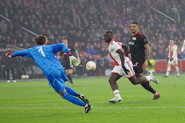 Ajax empata sin goles ante Unión Berlín con Edson Álvarez como titular