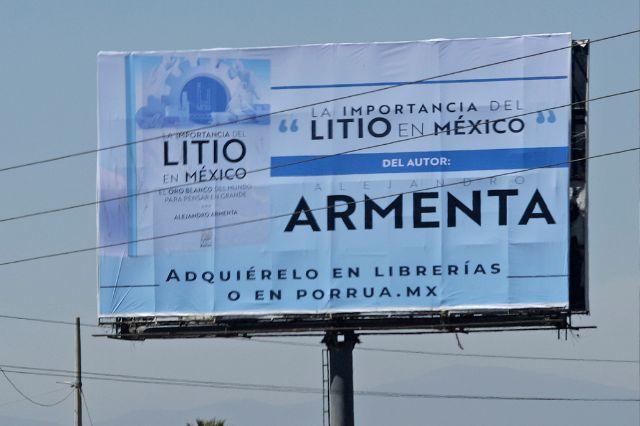 Alejandro Armenta compite contra Nacho Mier con espectaculares en Puebla
