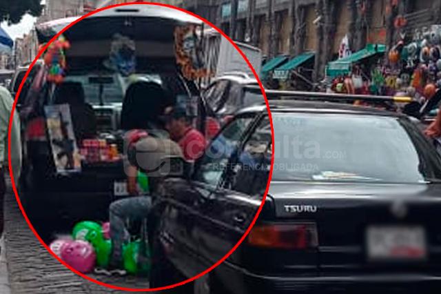 Ambulantes en Puebla ocupan cajones de parquímetros para venta desde autos