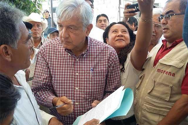 Cuestiona López Obrador represión y pobreza en Puebla