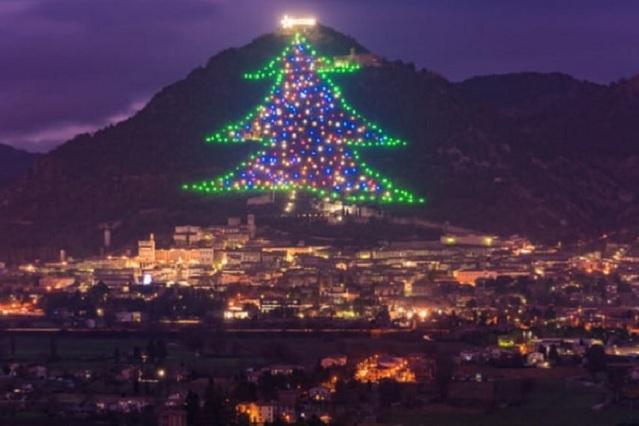 El árbol de Navidad más grande del mundo está en Italia y así se ve desde el cielo