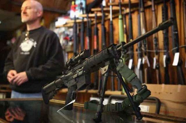 Florida aprueba ley para que maestros porten armas en escuelas