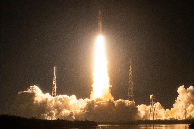 Lanza NASA cohete Artemis I y ya planea llevar a una mujer a la Luna
