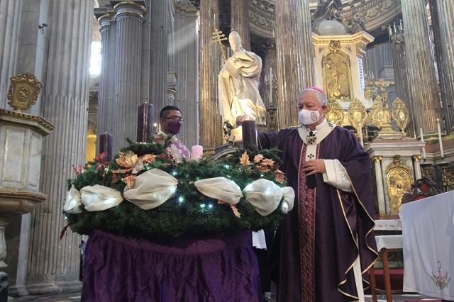 Sin borracheras y lujuria: arzobispo de Puebla al encender Corona de Adviento
