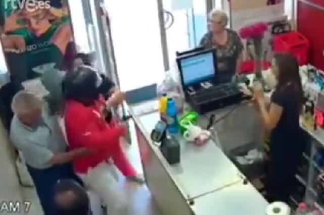 Video Viral: Una mujer y un jubilado frustran un asalto